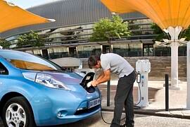 Volle Batterie ohne Kabel - Pilotprojekt für induktives Laden gestartet