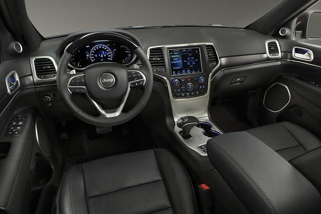 Der Grand Cherokee verfügt über ein neues Navigationssystem mit größerem Display 