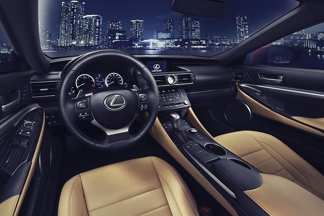 Das Cockpit gleicht dem der Limousine