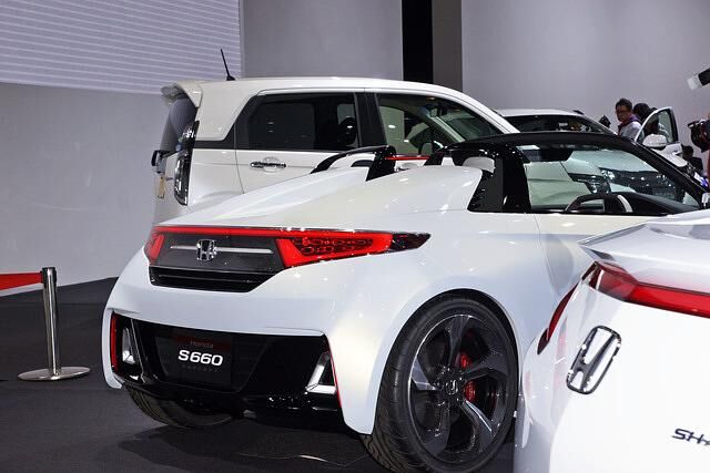 Mit optisch schicken Elementen als Überrollbügel haben die Honda-Techniker aus der Not eine Tugend gezaubert