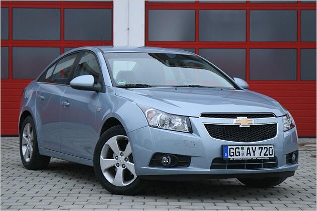 Das Chevrolet-Markenzeichen prangt zentral auf dem Kühlergrill