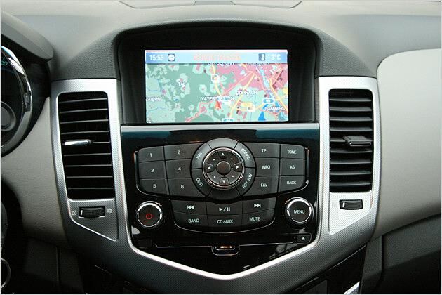 Große Tasten erleichtern die Bedienung von Radio und Navigationsssystem