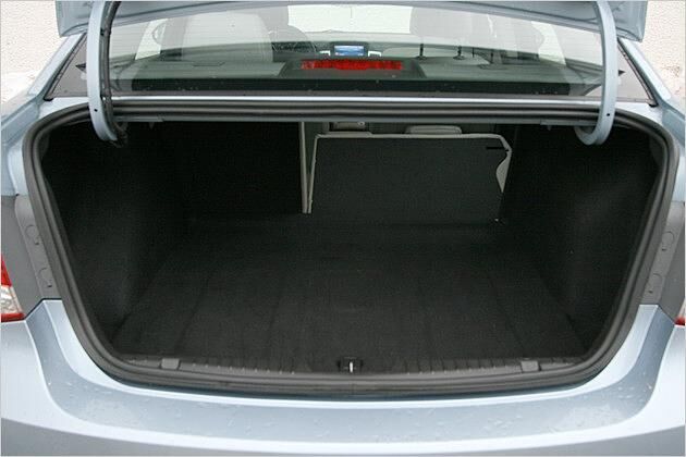 Die Rücksitzlehnen lassen sich im Cruze ...