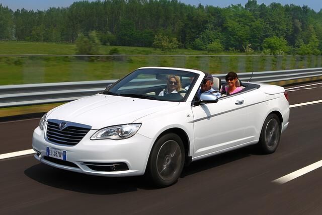 Bis auf das geänderte Logo ist der Lancia Flavia äußerlich mit dem Chrysler 200 Convertible der US-Schwestermarke identisch
