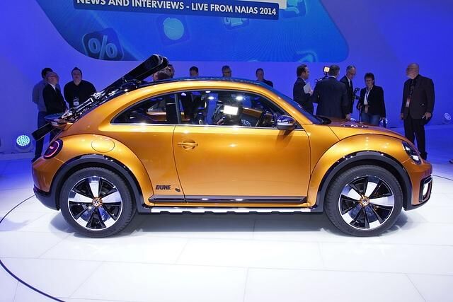 Die seriennahe Studie des Beetle Dune, zu Deutsch: Düne,  zeigt den Kompakten in gelb-orangem Metallic-Ton lackiert und mit schwarz abgesetzten Radlaufverbreiterungen versehen