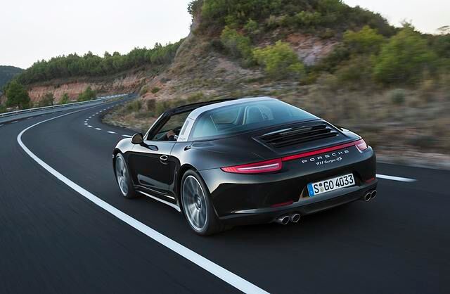 Die Basis des Targa bilden die Allradmodelle Carrera 4 und Carrera 4 S, von denen der Open-Air-Ableger neben der Antriebstechnik auch das breite Heck mit dem durchgehenden Leuchtenband übernimmt