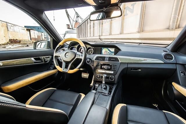 Im Interieur kommen eine zweifarbige Ausstattung aus Leder und Alcantara sowie Zierleisten aus einem Karbon-Aramid-Gemisch zum Einsatz.