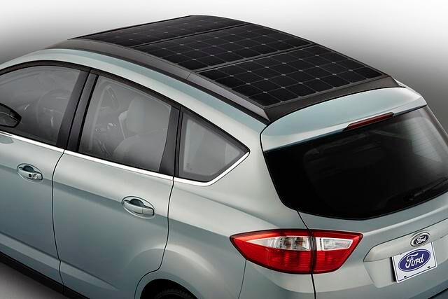  Die Batterien des Plug-in-Hybriden werden über insgesamt 1,5 Quadratmeter Solarzellen geladen, die laut Ford 50 Prozent effektiver arbeiten als herkömmliche Zellen.