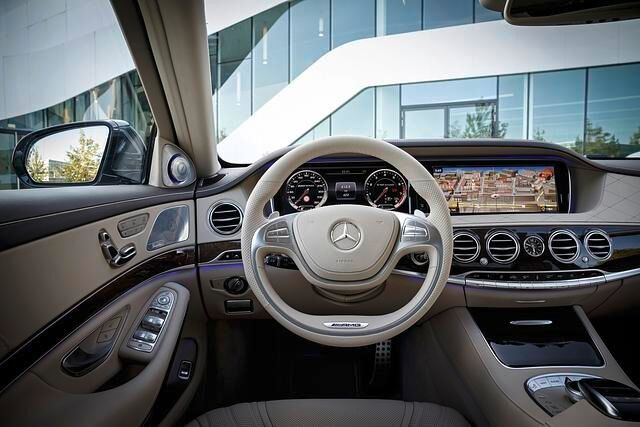 Der Innenraum ist im AMG-Stil gestaltet