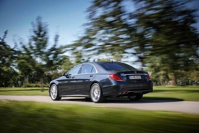 Den Antrieb leistet ein V12-Biturbo