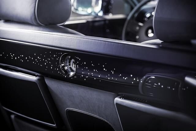 446 Diamanten verteilten die Designer im Innenraum des Einzelstückes, die Edelsteine sorgen mit dem „Starlight“–Dachhimmel für glänzende Momente