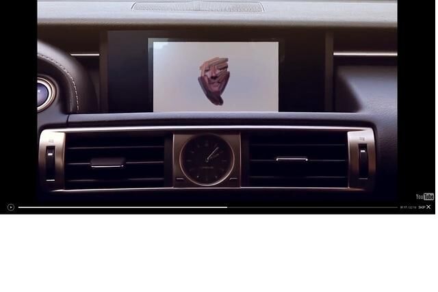 Für seine Kampagne „Art in Motion“ hat Toyotas Edeltochter eine spezielle Software erdacht, die während der Fahrt ein Portrait des Fahrers erstellt.