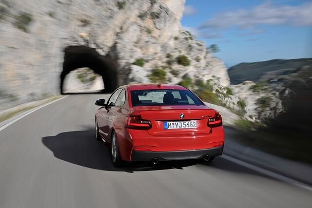 Zum Marktstart geht auch der von einem Reihensechszylinder-Motor mit 240 kW/326 PS angetriebene M235i ins Rennen