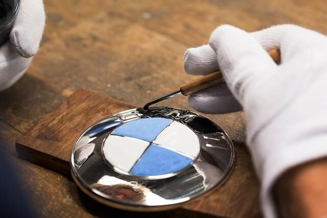 Die BMW Embleme auf Motorhaube und Heckdeckel sind sogar aus massivem 925er-Sterlingsilber