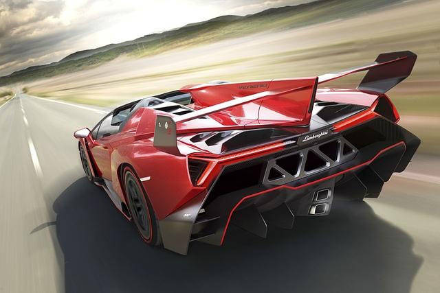 Sein Zwölfzylinder leistet 552 kW/750 PS und beschleunigt den Roadster in nur 2,9 Sekunden auf Tempo 100.