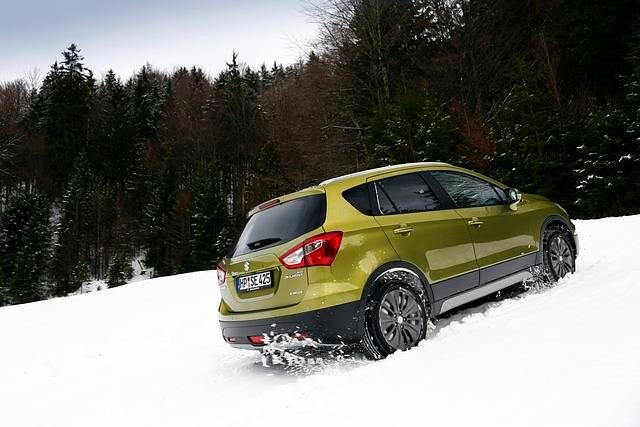 Reibungslos zog sich der S-Cross durch Tiefschnee und losen Untergrund vorbei