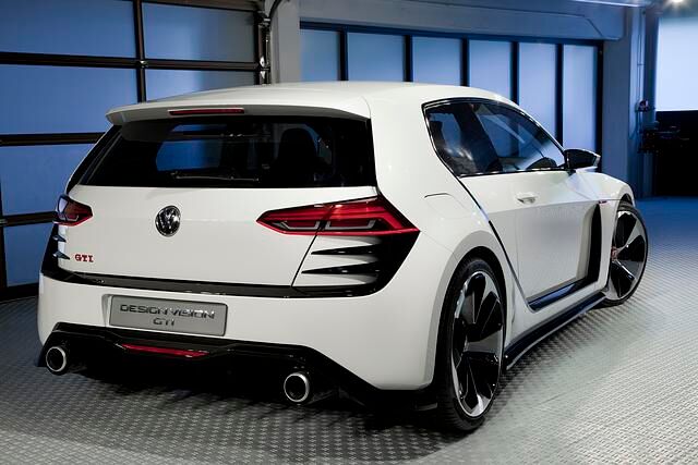 Die C-Säulen und die Seitenschweller wachsen buchstäblich aus einer Kunststoffschale, um mit dieser schlanken und eleganten Lösung die breitere Spurweite der speziellen 20-Zoll-Bereifung...