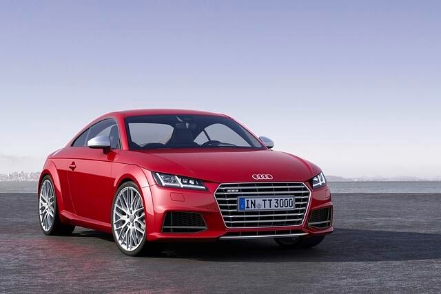  Jedoch tritt das neue Coupé eine Spur sportlicher auf: Das Profil wirkt geduckter, die Front breiter und der Blick der Scheinwerfer aggressiver