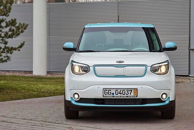 Ein regeneratives Bremssystem soll die Batterie beim Bremsen oder während des Ausrollens etwa vor einer roten Ampel nachladen.