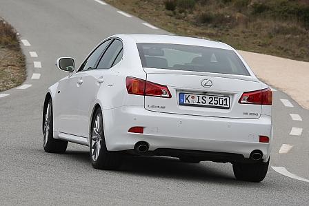 Beim Lexus IS 250 sitzt ein V6 Benzindirekteinspritzer unterm Blech.