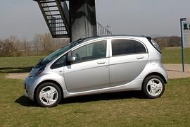 Mitsubishi E-Autos als Stromspeicher -  Wenn das Auto die Waschmaschine antreibt