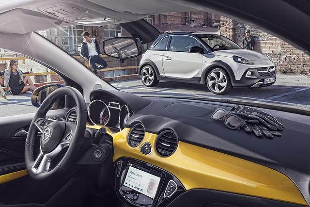 Auch das Infotainment-System Intelli-Link ist im neuen Dreitürer an Bord