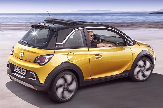 Das serienmäßige Stoffdach lässt sich elektrisch zurückfahren und ist in drei Verdeckfarben erhältlich