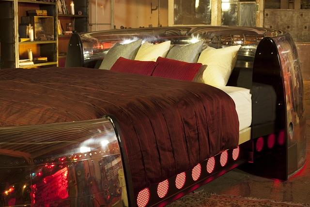 Das Bett der amerikanischen Firma MotoArts besteht aus der Ummantelung einer Boeing 747, ist in zwei Hälften geteilt und umfasst mittig eine Doppelbett-Matratze.
