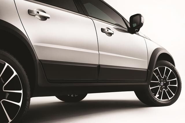 Auch der Kombi im Offroad-Look XC70 (als „Black Edition“ ab 48.330 Euro) gibt sich durch glänzende schwarze Elemente zu erkennen
