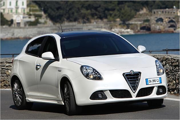 Von vorne erinnert die Giulietta an den kleinen Bruder MiTo