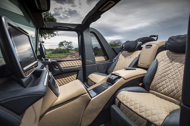 Nachdem die Schwaben den Radstand zugunsten der Hinterbänkler um 60 Zentimeter gestreckt haben, bauen sie im Fond die First-Class-Sessel aus der Maybach-Version der S-Klasse ein 