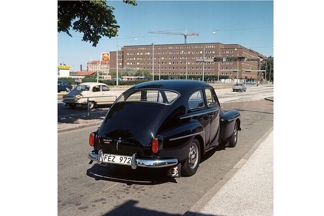 Volvo PV 544 von 1965 (vorne) und Saab 96 (links)