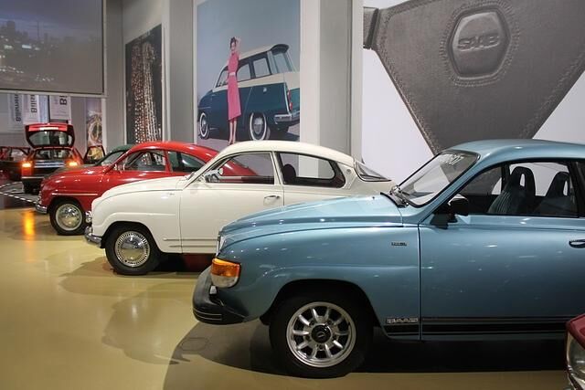 Saab 93 ab 1956 (hinten) und Saab 96 ab 1960 (Mitte) und letzter Saab 96 von 1980 (vorne)