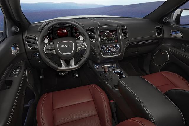 Die sportlich-luxusiöse Kommandozentrale des Dodge Durango SRT