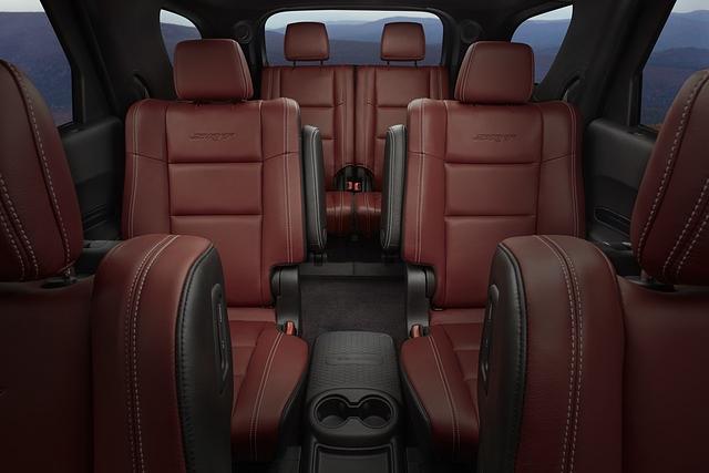 Sechs mit rotem Leder bezogene Sitze bietet der Innenraum des Dodge Durango SRT