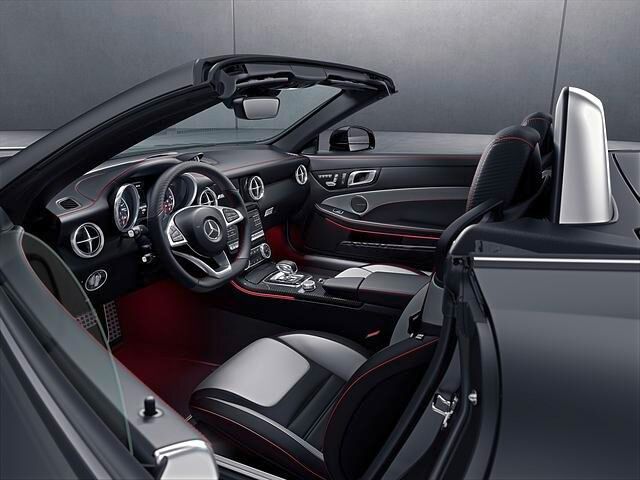 Neben dem Außendesign hat Mercedes auch den Innenraum des SLC Red Art Edition mit Rotakzenten aufwertet