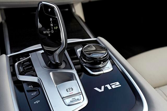 Das V12-Emblem sorgt für Prestige