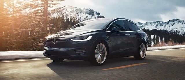 Die Fahrleistungen des Model X sind mehr als imposant: Die Sprintzeit dauert knapp über drei Sekunden, die Höchstgeschwindigkeit beträgt 250 km/h
