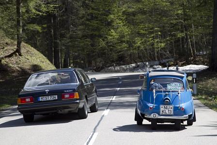 Bodensee Klassik Oldtimerrallye 2012: BMW 733i überholt eine Isetta
