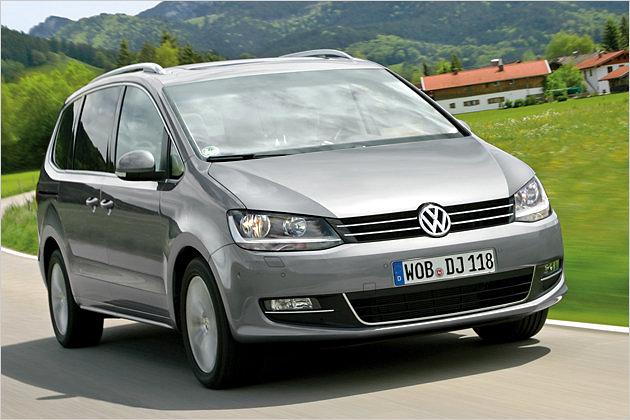 Vorne zeigt der Sharan das neue VW-Familiengesicht