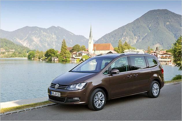 Die Lackierung in "Toffeebrown Metallic" sieht nicht nur gut aus, sondern kaschiert auch die Schienen der Schiebetüren