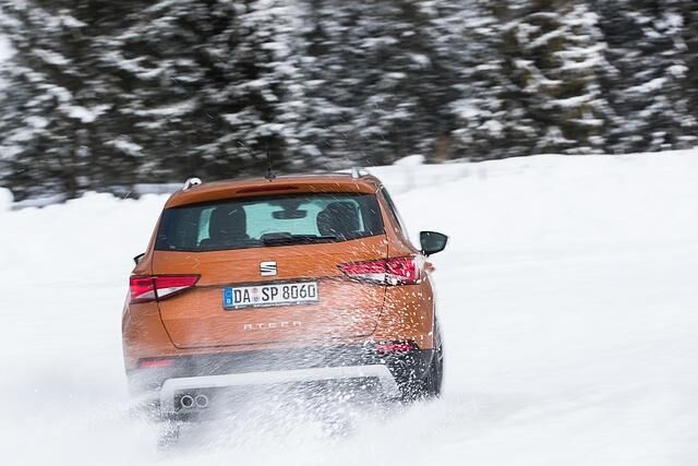 Bitte nicht zur Unachtsamkeit hinreißen lassen: Beim Bremsen und bei Fahrten durch rutschige Kurven ist auch der 4x4 rasch mit seinem Latein am Ende