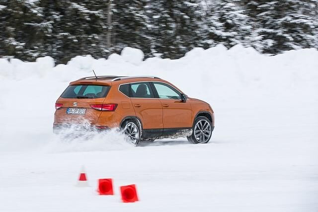 Der Ateca 4Drive rennt eingeschneite Steigungen souverän hinauf, wo das frontgetriebene Pendant nur noch hilflos mit den Hufen scharrt