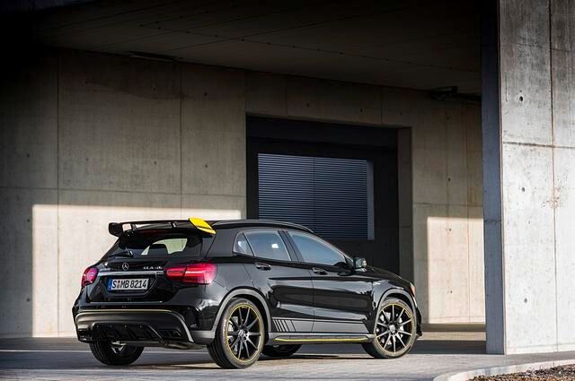 Kennzeichen der Spezialauflagen von A 45, CLA 45, CLA 45 Shooting Brake und GLA 45 ist schwarzer Lack in Kombination mit gelben Applikationen an Karosserie, Felgen und Innenraumteilen