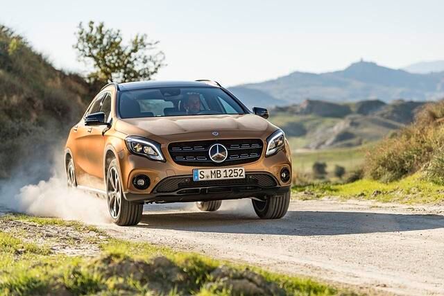 Der ausschließlich mit Allradantrieb lieferbare Turbo-Vierzylinder mit 135 kW/184 PS reiht sich zwischen dem GLA 200 (115 kW/156 PS) und dem 250er (155 kW/211 PS) ein