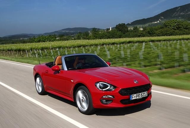 Der Fiat 124 liegt satt auf der Straße und so schnell lässt er sich und Fahrer nicht aus der Ruhe bringen