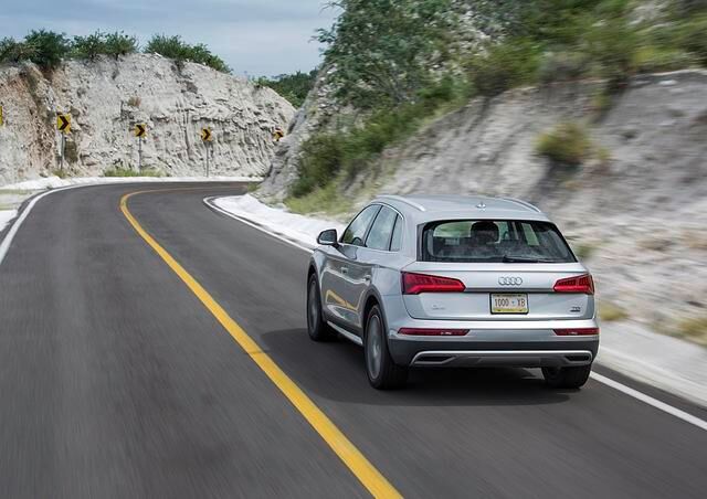 Wer nur ein paar Einstellmöglichkeiten möchte, kann die adaptiven Dämpfer hinzubestellen, am geschmeidigsten aber rollt das 4,67-Meter-SUV mit der neuen Luftfederung. Die kostet zwar knapp 2.000...