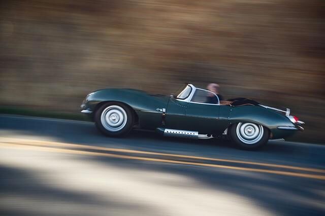 Auch für die fabrikneuen Oldtimer müssen die Kunden tief in die Tasche greifen und mindestens eine Million Pfund anlegen