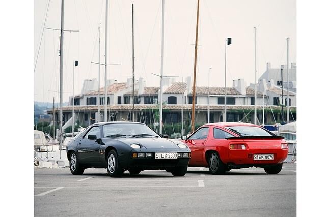 Porsche 928 (links) und Porsche 928 S Modelljahr 1982