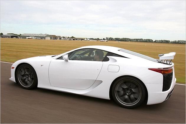 Der Heckspoiler des LFA fährt bei 80 km/h automatisch aus